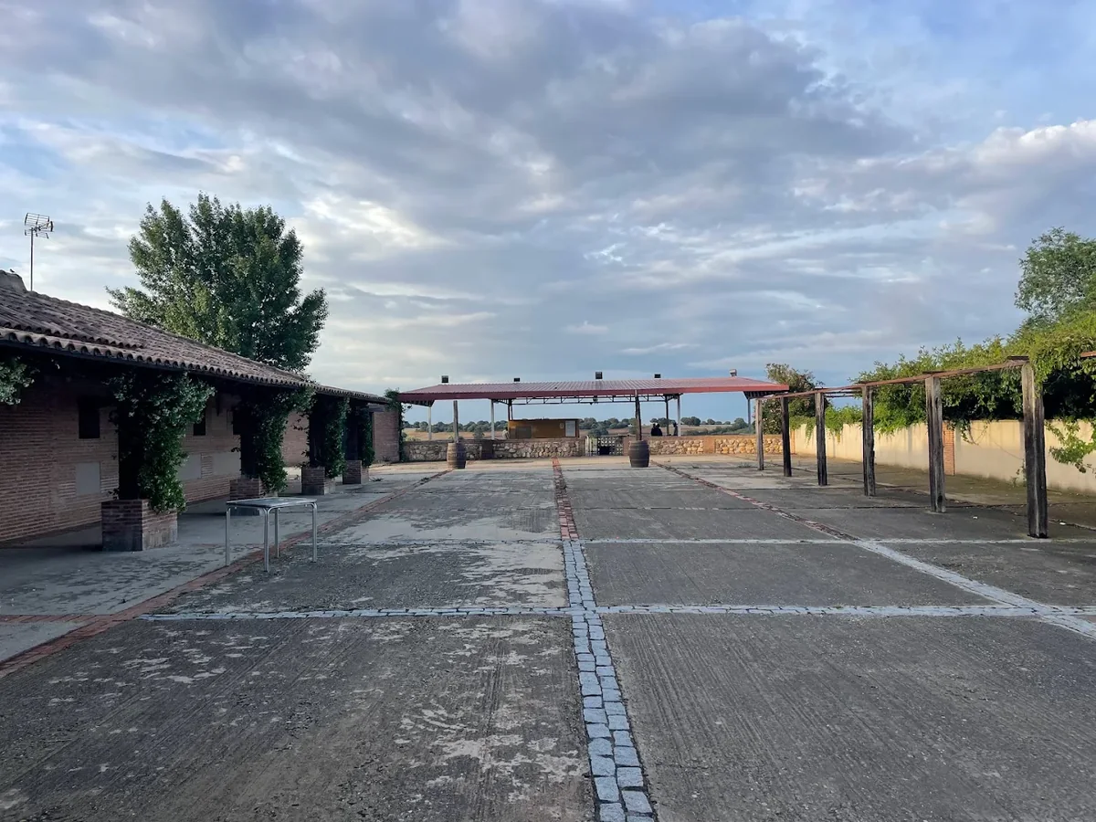 El patio empedrado con la pérgola