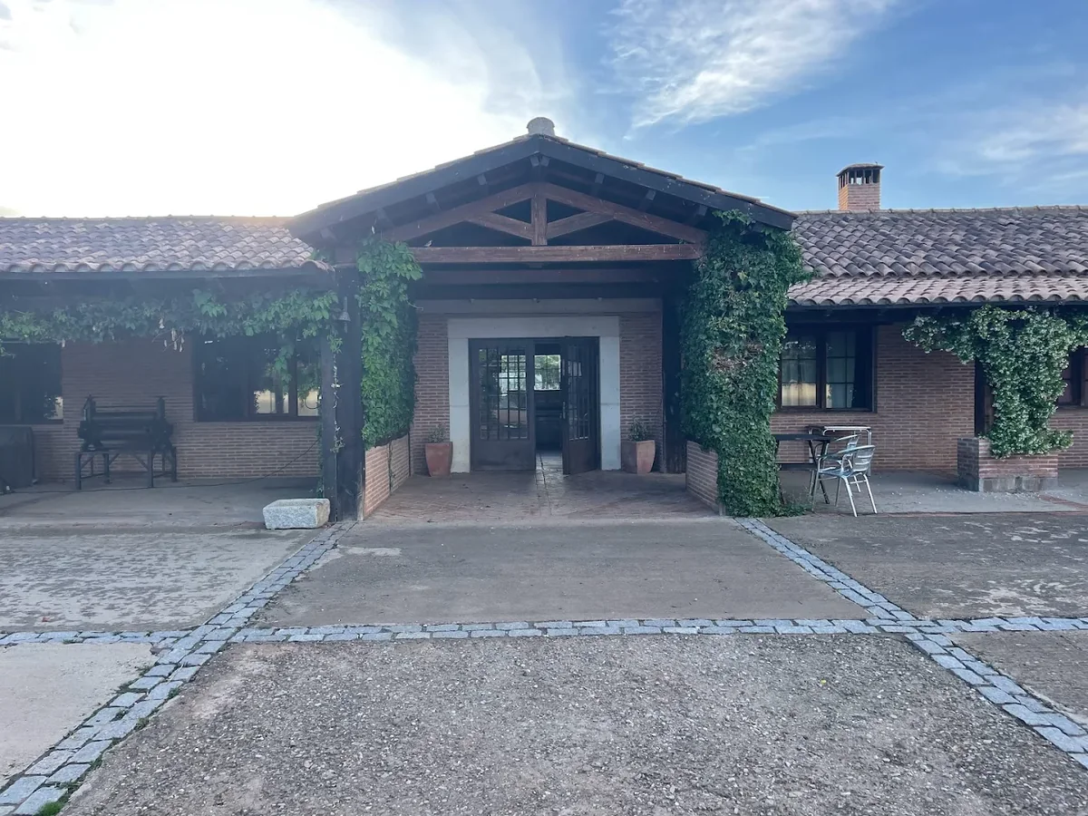 La entrada de la casa principal