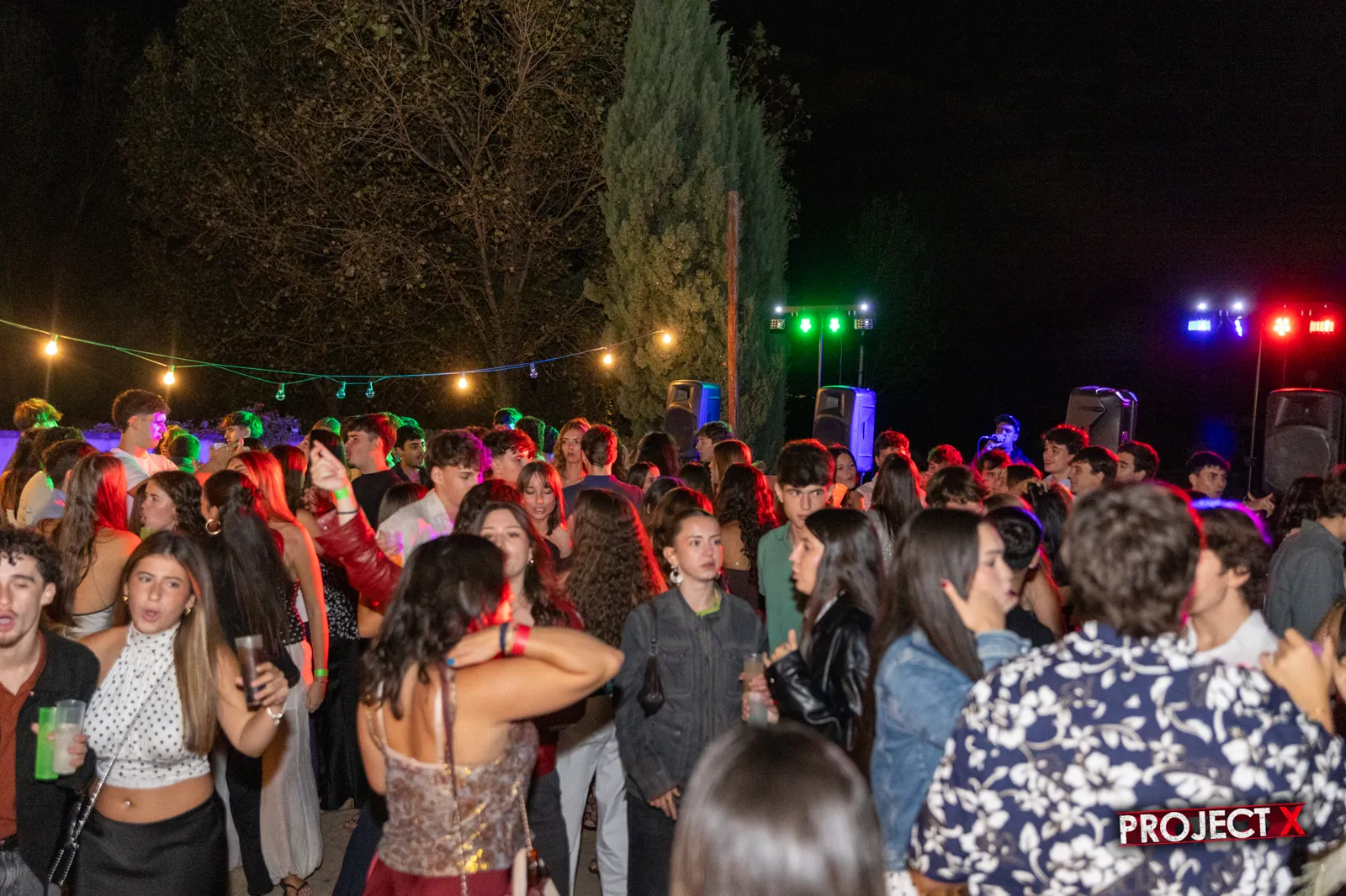 La finca de noche con la pista llena