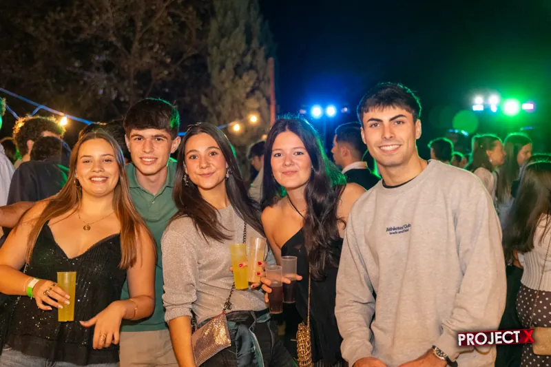 Grupo con luces azules y verdes
