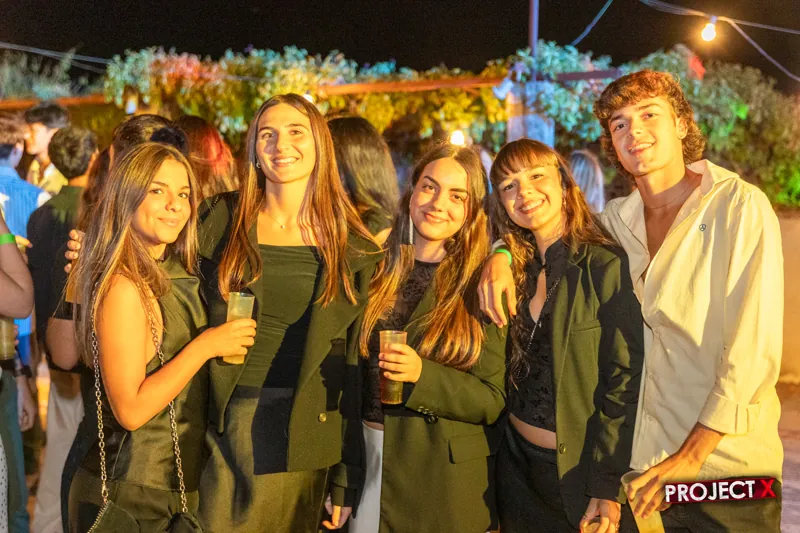 Grupo de amigos junto a la pérgola