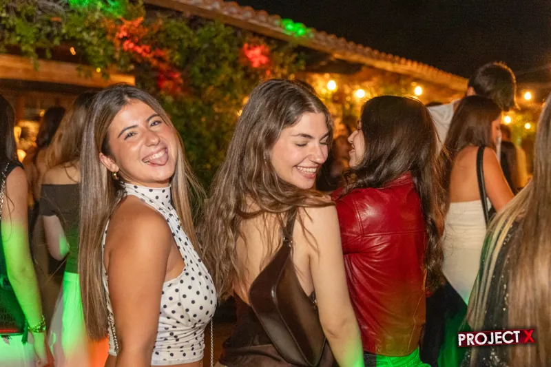 Amigas riéndose en la pista