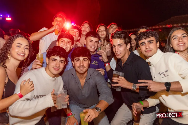 Grupo grande con luces rojas